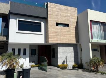 Casa · 215m² · 4 Recámaras · 2 Estacionamientos · Se Vende Casa en Fraccionamiento La Rioja Tlajomulco de Zuñiga Jalisco