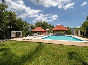 Casa · 573m² · 3 Recámaras · 10 Estacionamientos · Casa en Huajuquito en Venta