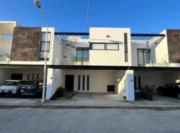 Casa · 164m² · 3 Recámaras · 2 Estacionamientos · Casa en Renta