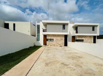 Casa · 191m² · 3 Recámaras · 2 Estacionamientos · Casa en Venta en Dzityá 3 Recámaras | Piscina