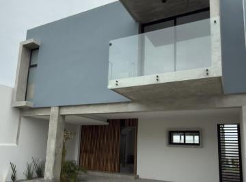 Casa · 173m² · 3 Recámaras · 2 Estacionamientos · Casa con Alberca en Venta en Lomas del Mediterráneo