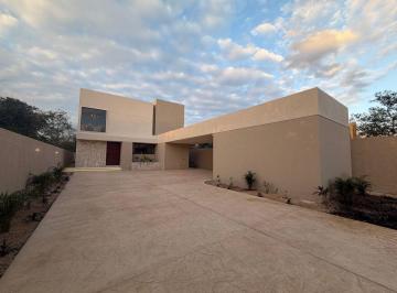 Casa de 4 habitaciones, Mérida · Casa en Venta en Provincia con Alberca, 4 Recámaras y Entrega Inmediata