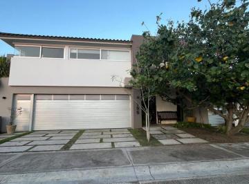Casa · 393m² · 3 Recámaras · 2 Estacionamientos · Residencial de Lujo, Equipada, 3 Rec. Jardín en Venta. Riviera Veracruzana, Veracruz.