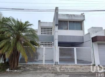 Casa · 220m² · 3 Recámaras · 1 Estacionamiento · Casa en Venta Fraccionamiento Floresta, Municipio de Veracruz