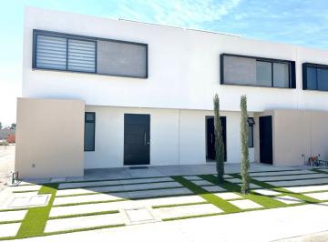 Casa · 121m² · 3 Recámaras · 2 Estacionamientos · Casa en Venta en Pozos