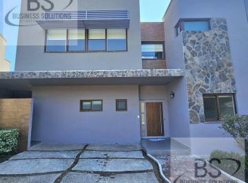 Casa · 243m² · 4 Recámaras · 2 Estacionamientos · Kl/ Casa en Renta en Altozano Querétaro. 4 Recámaras.