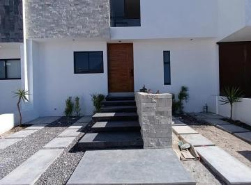 Casa · 231m² · 4 Recámaras · 2 Estacionamientos · Casa en Juriquilla