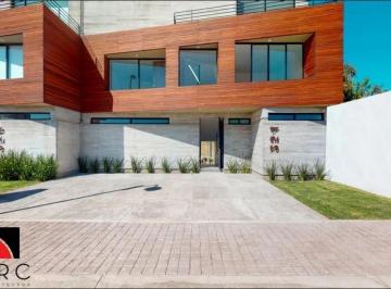 Casa · 250m² · 4 Recámaras · 3 Estacionamientos · Casa en Juriquilla