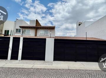 Casa · 420m² · 3 Recámaras · 5 Estacionamientos · Casa en Fraccionamiento Cumbres del Lago