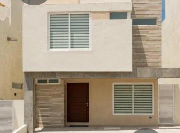 Casa · 242m² · 3 Recámaras · 4 Estacionamientos · Venta de Casa en Zibatá Qro