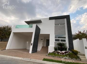 Casa · 420m² · 4 Recámaras · 2 Estacionamientos · Casa en Renta en Carolco Primer Sector con Recámara en Planta Baja