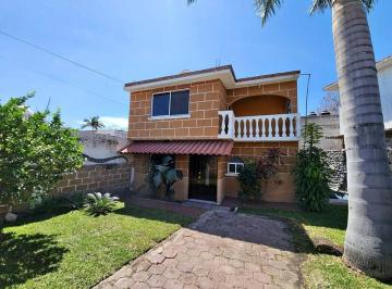 Casa de 3 habitaciones, Xochitepec · Casa Sola en Venta Xochitepec Centro con Jardin