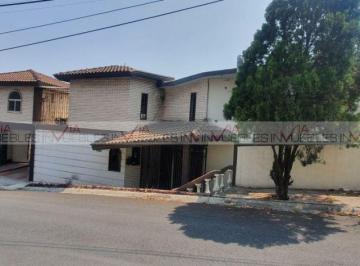 Casa · 465m² · 4 Recámaras · 2 Estacionamientos · Casa en Venta en Las Cumbres