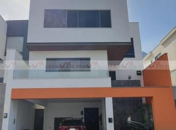 Casa · 370m² · 3 Recámaras · 2 Estacionamientos · Casa en Renta en Monterrey