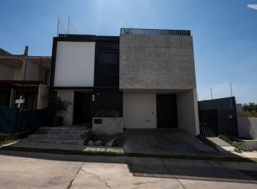 Casa en condominio · 308m² · 3 Recámaras · 2 Estacionamientos · Casa de 4 Niveles en Coto Sienna, Capital Norte, con Roof Garden y Casa Club