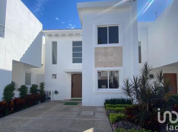 Casa · 238m² · 3 Recámaras · 2 Estacionamientos · Casa en Venta en Sábalo Country Club, Mazatlán, Sinaloa.