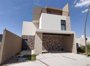 Casa · 255m² · 3 Recámaras · 2 Estacionamientos · Casa en Fraccionamiento Cañadas del Lago