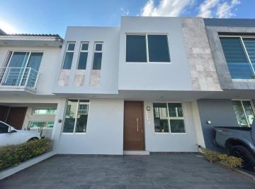 Casa · 184m² · 3 Recámaras · 3 Estacionamientos · Frac. Nueva Galicia 3 Habitaciones 2 Niveles