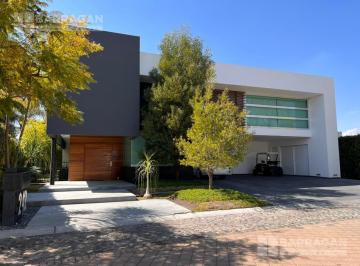 Casa · 675m² · 4 Recámaras · 6 Estacionamientos · Casa en Venta con Acabados de Lujo y Amplios Espacios, Para Inversionistas Precio de Oportunidad