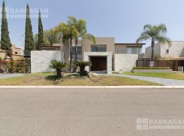 Casa · 602m² · 4 Recámaras · 4 Estacionamientos · Casa en Venta con Vista Al Lago y Acabados de Lujo en El Campanario