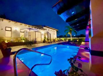 fbee9a7f17f5b165c14d6ffc2cb5f55d982cb99b9e03fa15f86d49d584913f65 · Casa de Una Planta en Venta en Juriquilla | Alberca y Jardín