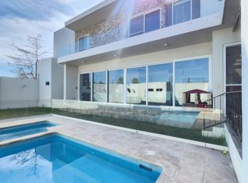 Casa · 740m² · 4 Recámaras · 5 Estacionamientos · Casa Venta Recamara en Planta Baja San Patricio Plus Al Norte Saltillo