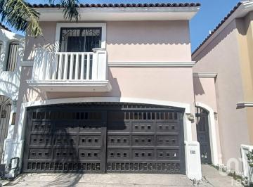 Casa · 220m² · 3 Recámaras · 2 Estacionamientos · Venta de Casa en Cerradas de Anahuac - El Espacio Ideal Para Tu Familia