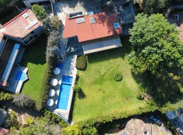 Casa · 4 Recámaras · 4 Estacionamientos · Casa en Venta con Alberca en Avándaro en Zona Club de Golf