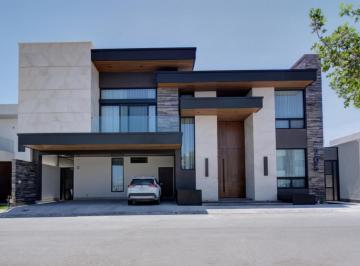 Casa · 700m² · 6 Recámaras · 3 Estacionamientos · Venta de Hermosa Casa Rincón de Los Encinos Saltillo Al Norte