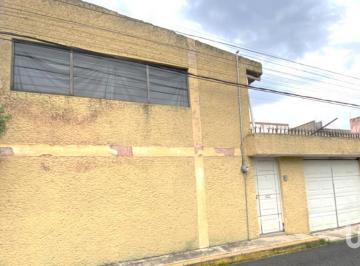 Casa · 260m² · 4 Recámaras · 4 Estacionamientos · Casa en Venta, Toluca Centro, Edo de México