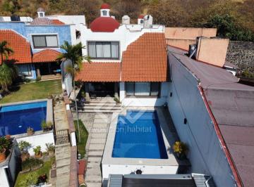 Casa de 4 habitaciones, Cuernavaca · Casa en Venta en Cuernavaca, en Privada, Reja Electrica Para Accesar con Alberca Privada