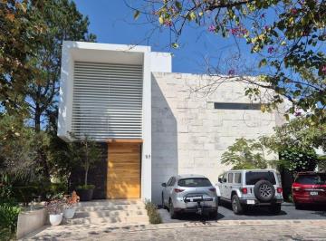 Casa en condominio · 412m² · 3 Recámaras · 3 Estacionamientos · Residencia de Lujo en Bosque Los Lagos
