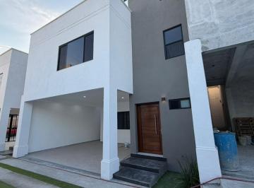 Casa · 223m² · 3 Recámaras · 2 Estacionamientos · Casa en Obrera