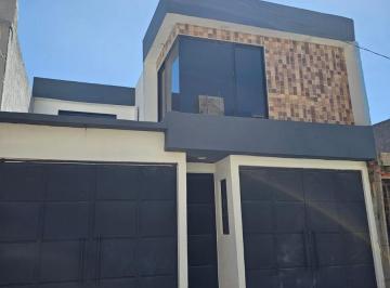 Casa · 230m² · 4 Recámaras · 3 Estacionamientos · Casa en Venta (Ejido) Pqe. Sierra Morelos, Toluca.