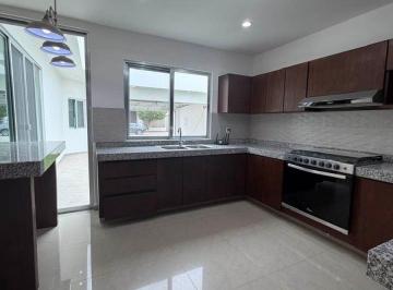 Casa de 3 habitaciones, Medellín · Casa Amplia con Jardin Palmas Cerca de Plaza El Dorado