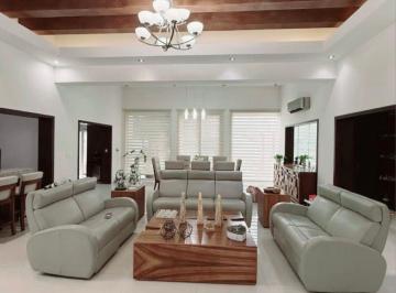 Casa de 3 habitaciones, Saltillo · En Venta Hermosa Residencia en Versalles