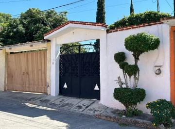 Casa de 4 habitaciones, Cuautla · Casa Tipo Colonial en Venta 4r/8e/1.5b con Hermoso Jardín