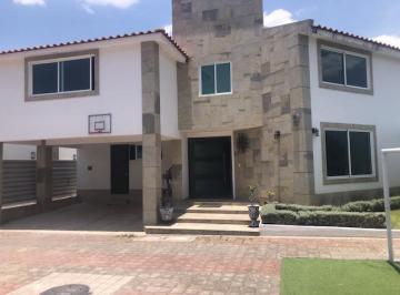 Casa en condominio · 443m² · 5 Recámaras · 4 Estacionamientos · Casa en Venta en Metepec, Ubicada en Residencial Villas del Bicentenario