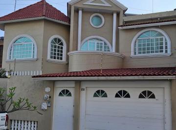 Casa · 465m² · 3 Recámaras · 2 Estacionamientos · Casa con Alberca en Venta en Boca del Río