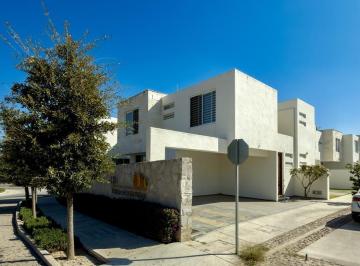 Casa en condominio · 320m² · 3 Recámaras · 3 Estacionamientos · Renta en Reserva Santa Mónica // Casa Amueblada en Esquina