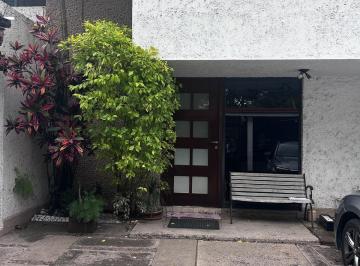 Casa · 328m² · 3 Recámaras · 2 Estacionamientos · Casa en Venta en Carretas Frente Al Parque, Excelente Ubicación