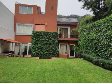 Casa · 450m² · 3 Recámaras · 6 Estacionamientos · Casa con Gran Jardín, Muy Iluminada, Excelente Distribución y 6 Estacionamientos