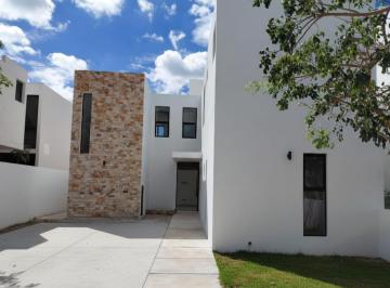 Casa en condominio · 252m² · 4 Recámaras · 2 Estacionamientos · Casa en Venta en Privada en Cholul