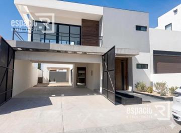 Casa · 320m² · 4 Recámaras · Casa en Venta con Recamara en Planta Baja