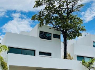 Casa · 236m² · 3 Recámaras · 2 Estacionamientos · Casa en Renta, 3 Recámaras, Cuarto de Servicio, Residencial Lantana, Av Huayacán, Cancún