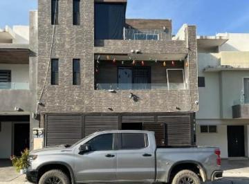 Casa · 200m² · 5 Recámaras · 2 Estacionamientos · Casa Ideal en Valle La Rioja, Apodaca, N. L.