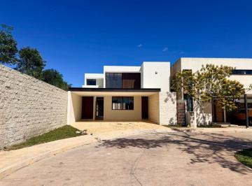Casa de 4 habitaciones, Mérida · Residencia de Lujo Dentro de Privada con Amenidades, en Zona Country.
