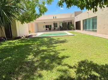 Casa · 612m² · 4 Recámaras · 3 Estacionamientos · Venta de Casa de un Piso en Los Pinos por Altabrisa Mérida Yucatan