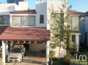 Casa · 182m² · 3 Recámaras · 2 Estacionamientos · Casa en Venta en Fraccionamiento Residencial Bosques Habitat, Zona Plateada, Pachuca, Hgo.