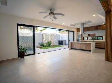 Casa · 343m² · 4 Recámaras · 2 Estacionamientos · Casa de 4 Recámaras en Venta en Residencial Vía Cumbres